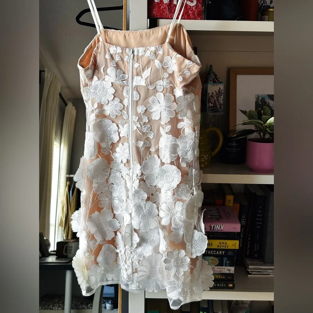 Elegant White Floral Lace Dress - Picture 6 of 8